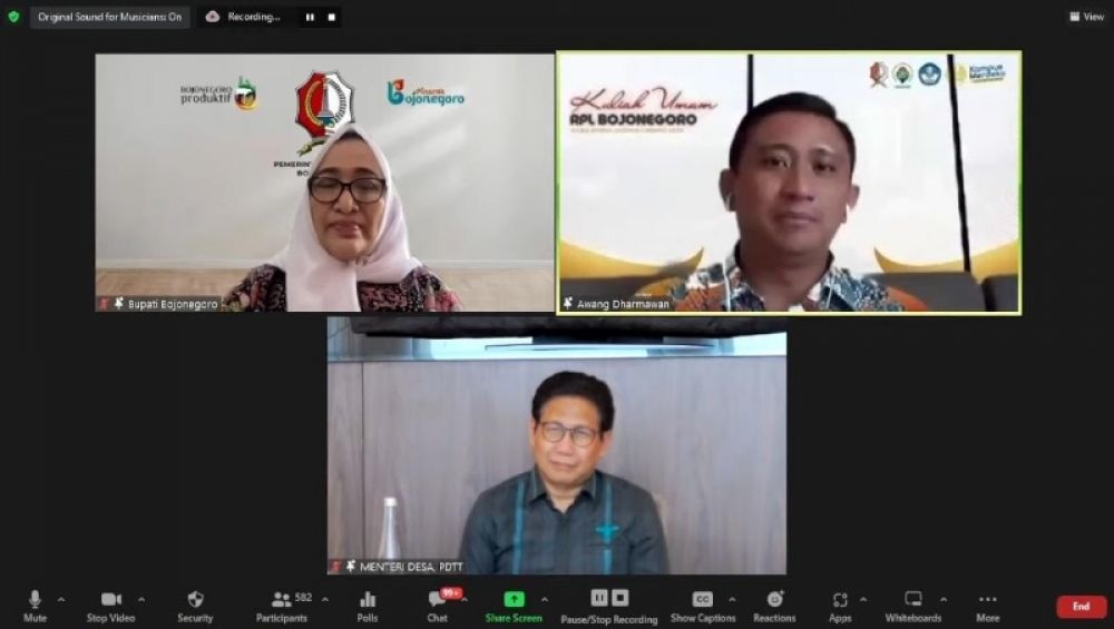 Bupati Bojonegoro Anna Mu'awanah dan Menteri Desa Transmigrasi Tertinggal Abdul Halim Iskandar berikan kuliah umum secara virtual. (Ist) 