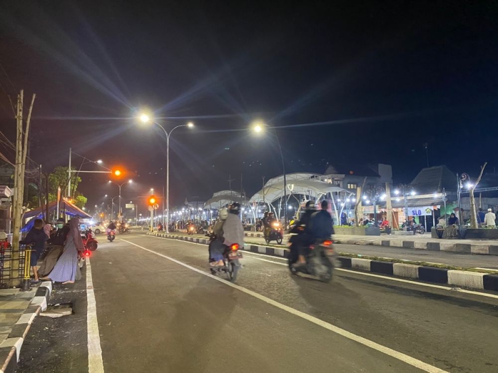 Masyarakat Bojonegoro saat merayakan malam pergantian tahun di kawasan eks Tanggul MH Thamrin. (Ist) 