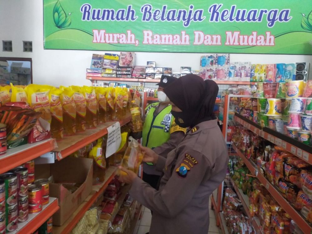 Anggota Polsek Papar saat memantau ketersediaan migor di beberapa minimarket. (Ist) 