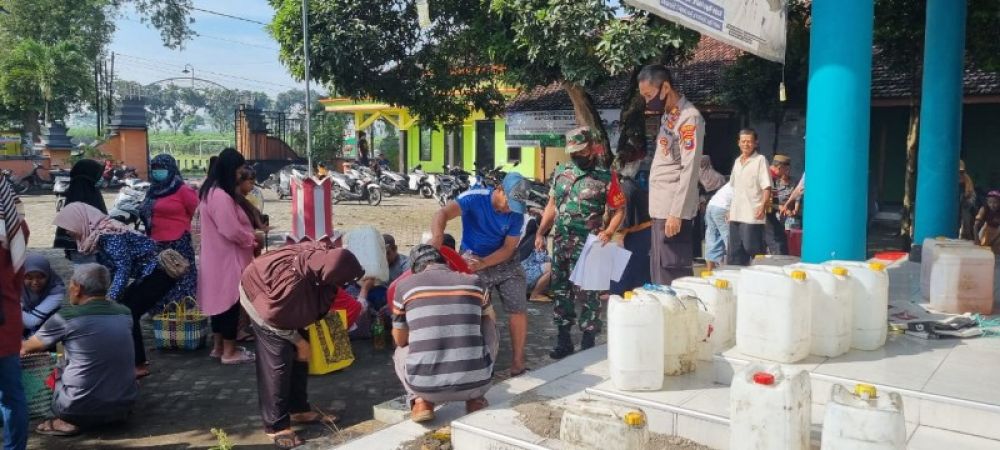Kapolsek Kandat saat memantau langsung operasi Pasar murah minyak goreng di kantor Desa Purworejo Kecamatan Kandat, Kediri. ( ist) 