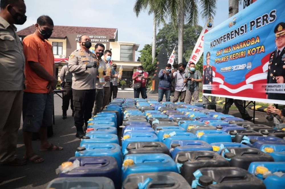 Polres Kediri Kota Gagalkan Ribuan Liter Miras Siap Edar