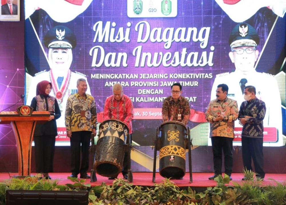 Sekdaprov Jatim Adhy Karyono mewakili Gubernur Jatim, saat pembukaan Misi Dagang Antar Provinsi Kalbar. (Ist) 