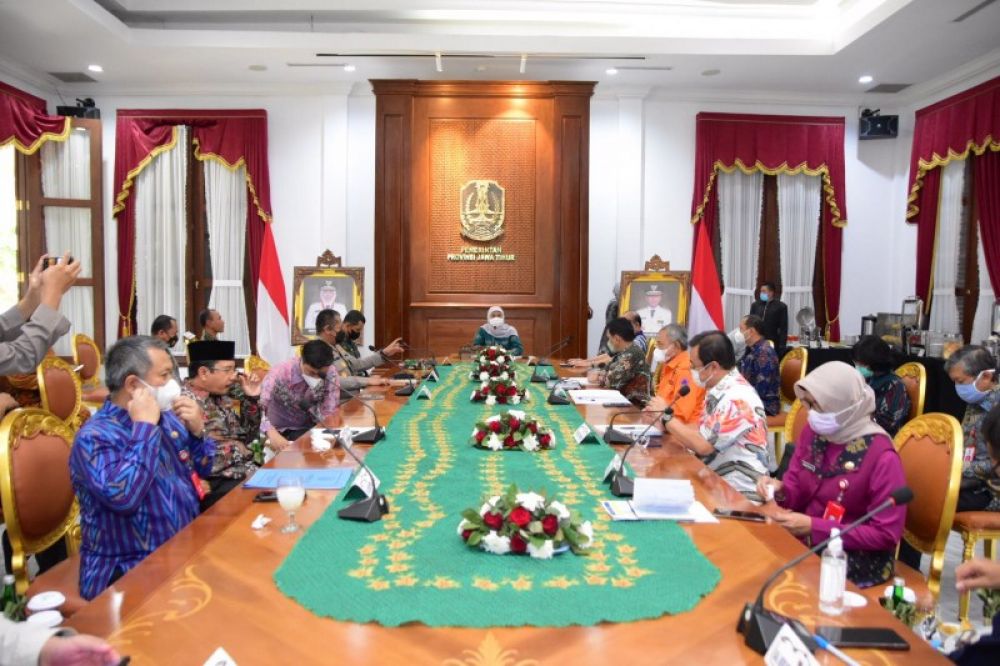 Gubernur Khofifah saat berikan pengarahan kepada kepala OPD dan Forkopimda dalam acara mitigasi jelang kepulangan jamaah haji di gedung Grahadi Surabaya (Ist) 