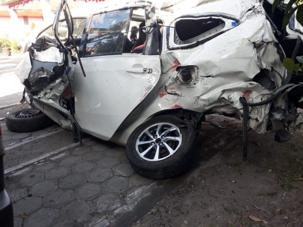 Kondisi mobil mini bus ditabrak Kereta Api jurusan 