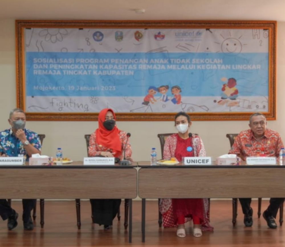 Bupati Mojokerto Ikfina Fahmawati, Konsultan Pendidikan Unicef Supriono Subakir dan pemateri Yuanita Nagel dari perwakilan Unicef Program Pendidikan Jatim dan Jateng (ist)