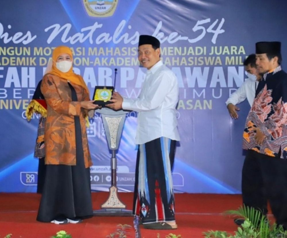 Gubernur Khofifah terima kenang-kenangan dari ketua Yayasan UNZAH KH Hasan Mutawakil Alallah. (Ist) 