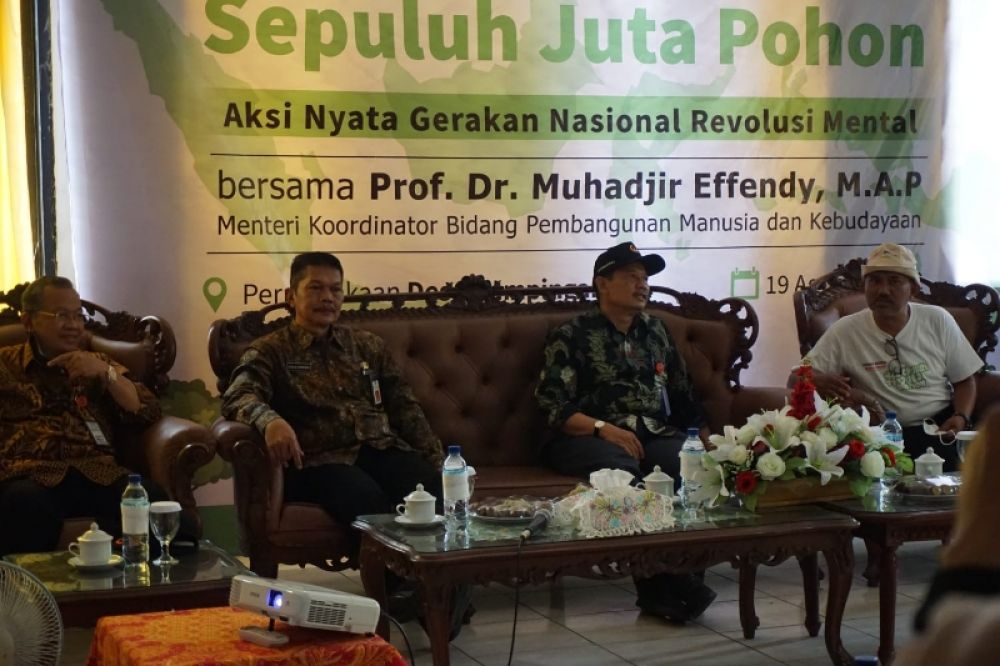 Rektor Unisma, Prof Dr Maskuri Bakri, MSI mendampingi Menko PMK Prof Dr Muhadjir Efendy, MAP saat berkunjung ke kampus Unisma. (Ist(