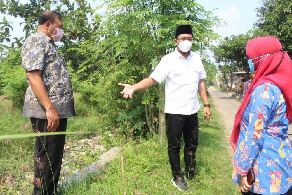 Bupati Gus Muhdlor saat sidak ke sungai Purboyo Modong Tulangan. (Ist) 