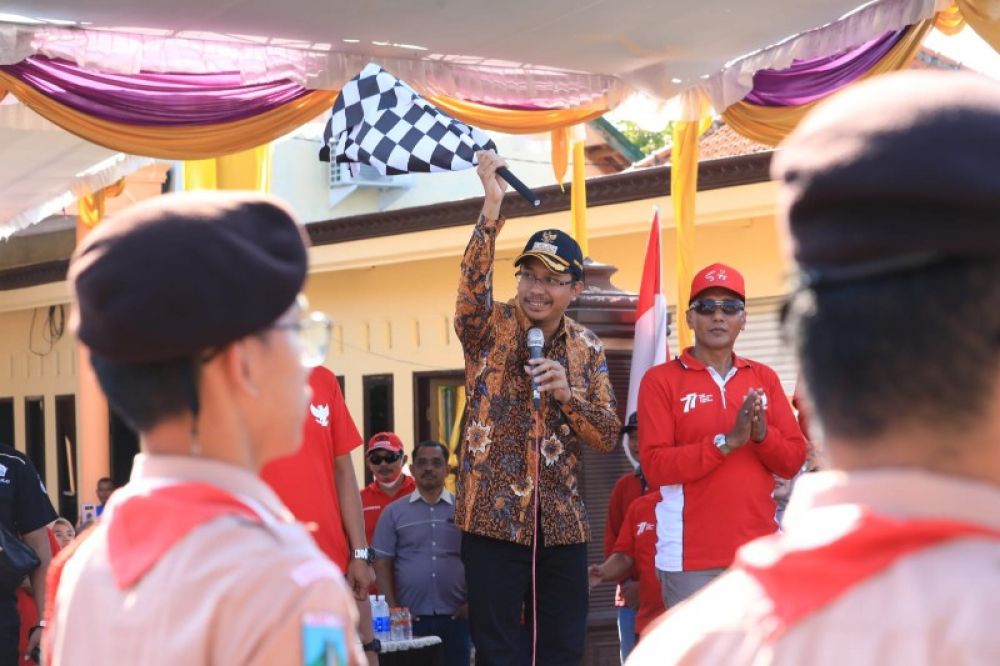 Bupati Muhdlor didampingi Camat Taman Mahmud memberangkatkan ribuan peserta gerak jalan se Kecamatan Taman. (Ist) 