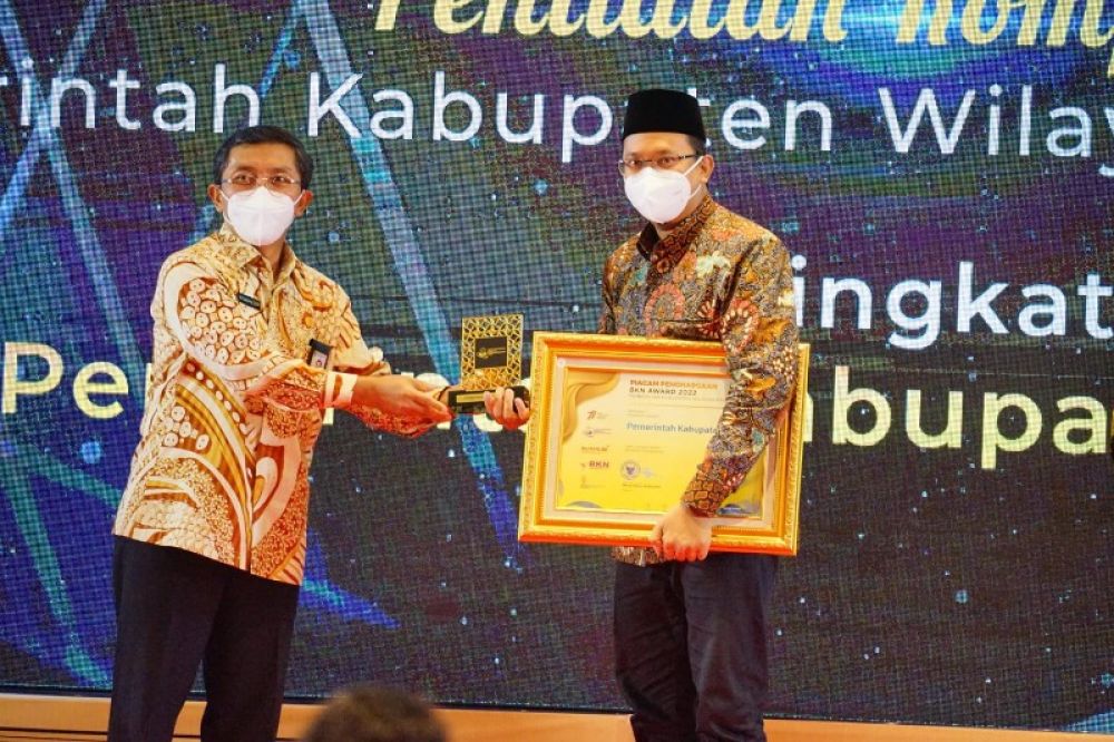 Bupati Sidoarjo Muhdlor Ali saat menerima penghargaan di ajang BKN Award 2022.(ist) 
