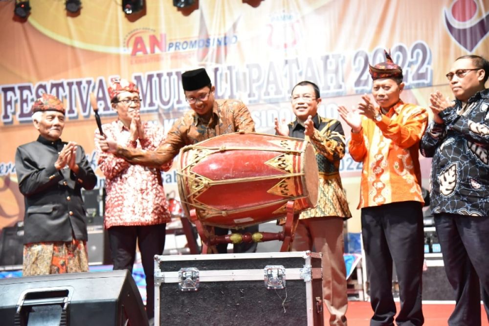 Bupati Gus Muhlor menutup Festival Seni Mundlu Patah di halaman MPP jalan Lingkar Timur Sidoarjo. (Ist) 