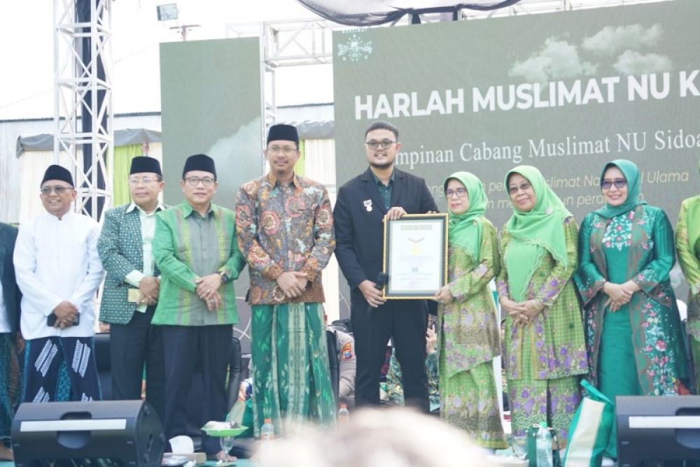 Ketua Muslimat NU Sidoarjo terima penghargaan rekor MURI dalam rangka HUT Muslimat NU ke 77 Makan Kupang Lontong Sidoarjo. (Ist)