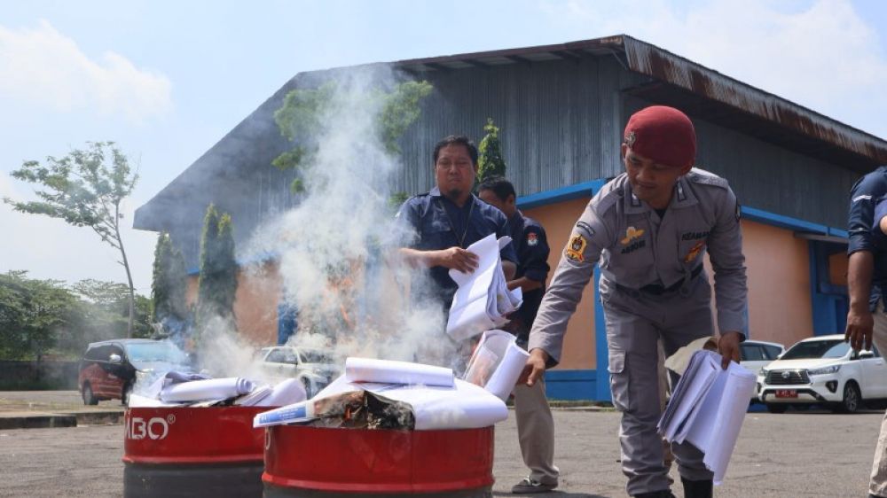 KPU Kabupaten Mojokerto Musnahkan Surat Suara Rusak dan Lebih Hitung, Disaksikan Bupati Ikfina dan Jajaran Forkopimda