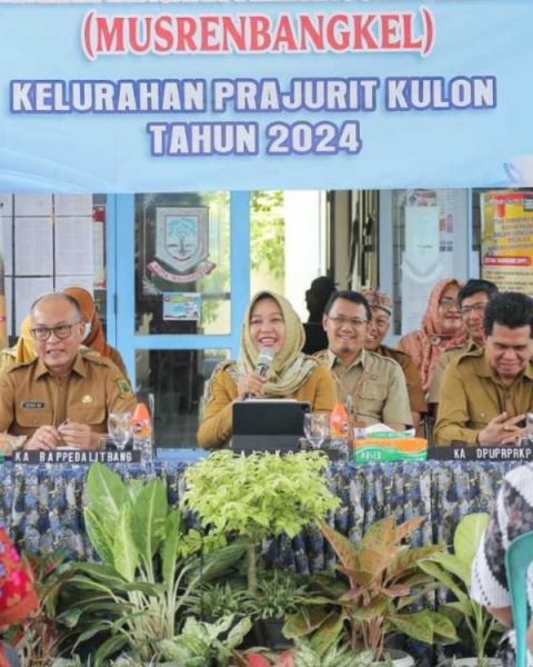 Kepala Bappedalitbang Agung dan Kepala DPUPRPAKP Mashudi mendampingi Wali Kota Mojokerto Ika Puspitasari di Musrenbangkel, Kelurahan Prajurit Kulon Tahun 2024 (ist)