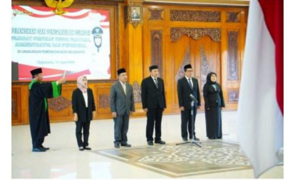 Pengambilan sumpah jabatan kepada 5 pejabat pimpinan tinggi pratama, administrator dan fungsional di Pendopo Sabha Mandala Madya. (ist)