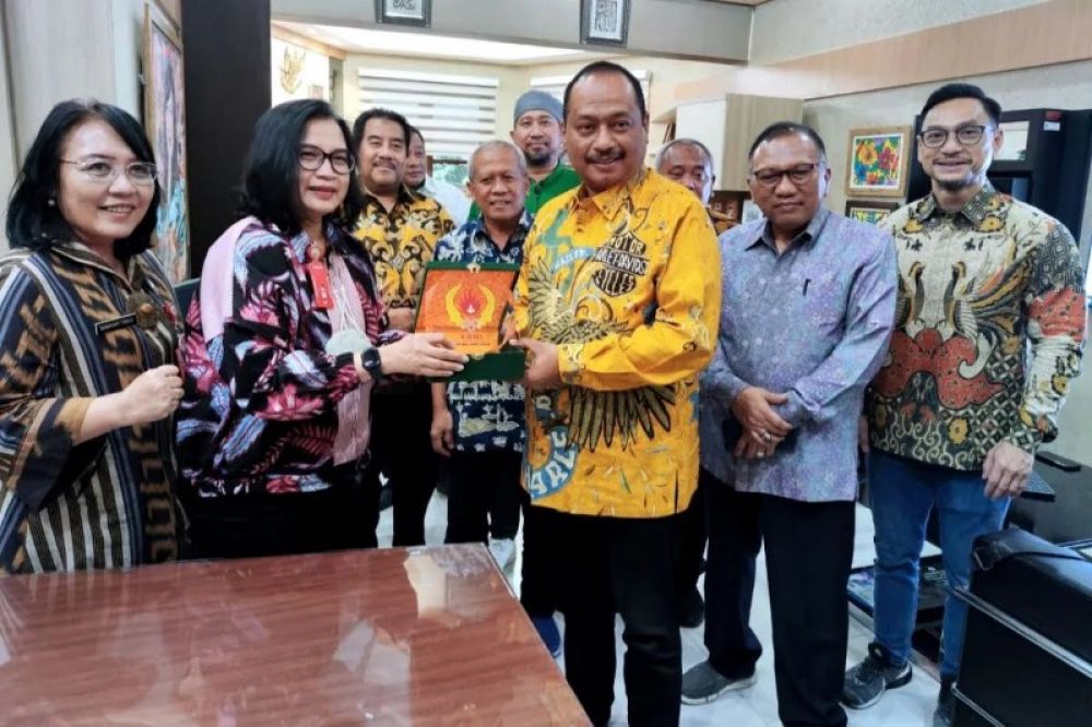 Ketua Koni Jatim M Nabil menyerahkan berkas kerjasama dengan direktur RSUD Dr Soetomo Surabaya Prof Dr dr Cita Rosieta Sigit Prakoeswo. (Ist) 