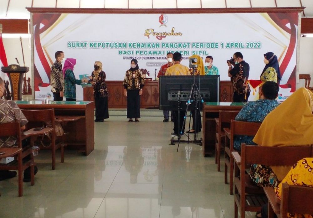 Bupati Bojonegoro Anna Mu'awanah serahkan petikan SK kenaikan pangkat para ASN di lingkungan Pemkab Bojonegoro di pendopo Malowopati. (Ist) 