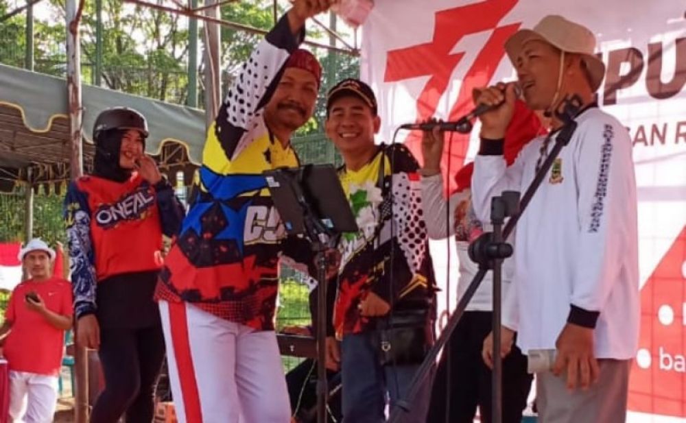 Pengurus CSE Cycling Club menikmati hiburan berjoget dan bernyanyi bersama di panggung usai melakukan aksi gowes. (Ist(