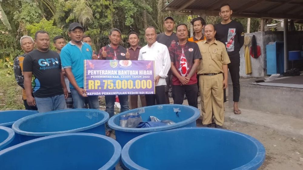 Anggota DPRD Kabupaten Kediri dari Fraksi Nasdem H Lutfi Mahmudiono saat menyerahkan bantuan kepada Klub Koi Kediri. (Ist) 