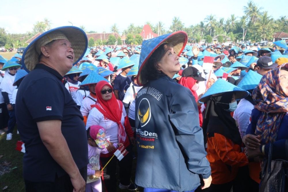 DPW Partai NasDem Jawa Timur saat menggelar tanam mangrove dan jalan sehat di Banyuwangi. (Ist) 