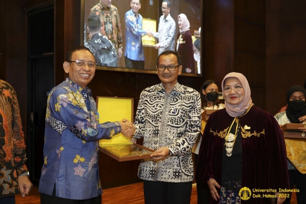 Penghargaan pemeringkatan itu secara langsung diterima oleh Prof Dr Moh Nasih SE MT Ak selaku Rektor UNAIR di Balai Sidang Universitas Indonesia (UI), Kampus Depok. (Ist) 