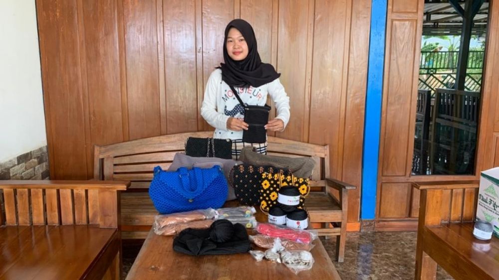 Nia Sari, Penyandang Disabilitas Asal Bojonegoro Sukses Bikin Kerajinan Tas Rajut