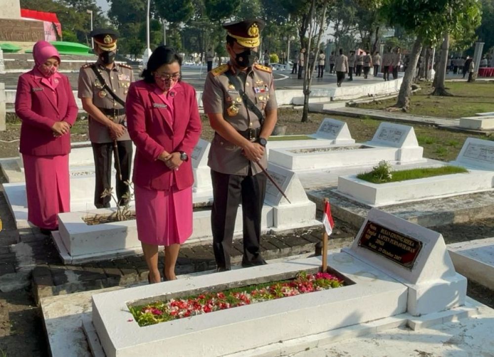Kapolda Jatim bersama Wakapolda Jatim beserta istri ziarah dan berdoa di malam kakeknya yang seorang Pejuang Kemerdekaan di Taman Makam Pahlawan Jl Mayjend Sungkono Surabaya. (Ist) 