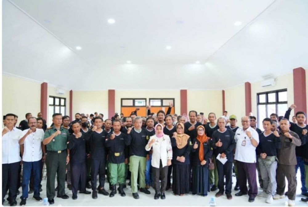Walikota Mojokerto Ika Puspitasari foto bersama anggota FKDM, Lurah se-Kota Mojokerto dan Camat. (ist)