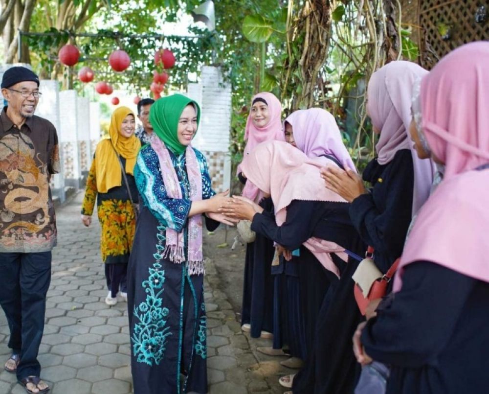Ning Ita didampingi Kepala Dinas Pendidikan dan Kebudayaan Kota Mojokerto diterima pengurus MI Al Ikhlas Semgguruh Kepanjen Kabupaten Malang. (ist)