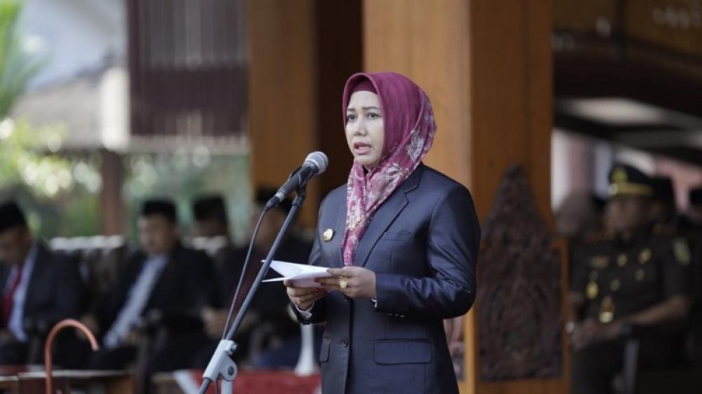 Wali Kota Mojokerto Ika Puspitasari membacakan sambutan dari Menteri Pendidikan, Kebudayaan, Riset dan Teknologi RI saat upacara peringatan Hardiknas di Halaman Kantor Walikota Mojokerto (ist)