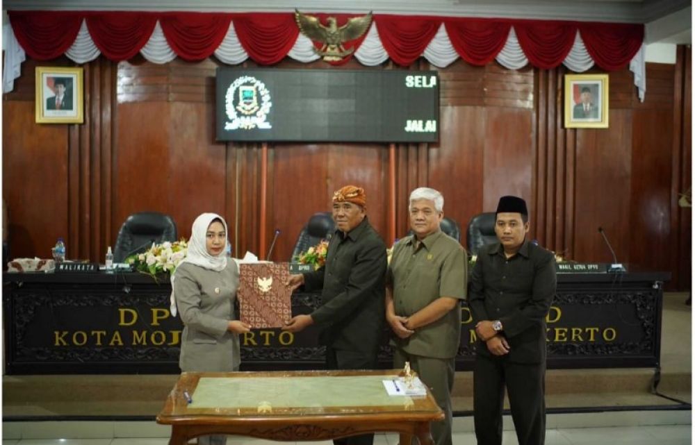 Wali Kota Mojokerto Ika Puspitasari menerima berita acara Kesepakatan Bersama pemerintah dengan DPRD Kota Mojokerto. (ist)