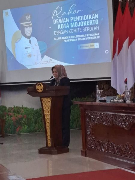 Wali Kota Mojokerto Ika Puspitasari memberikan sambutan dan arahannya pada rakor Dewan Pendidikan Kota Mojokerto. (eko)