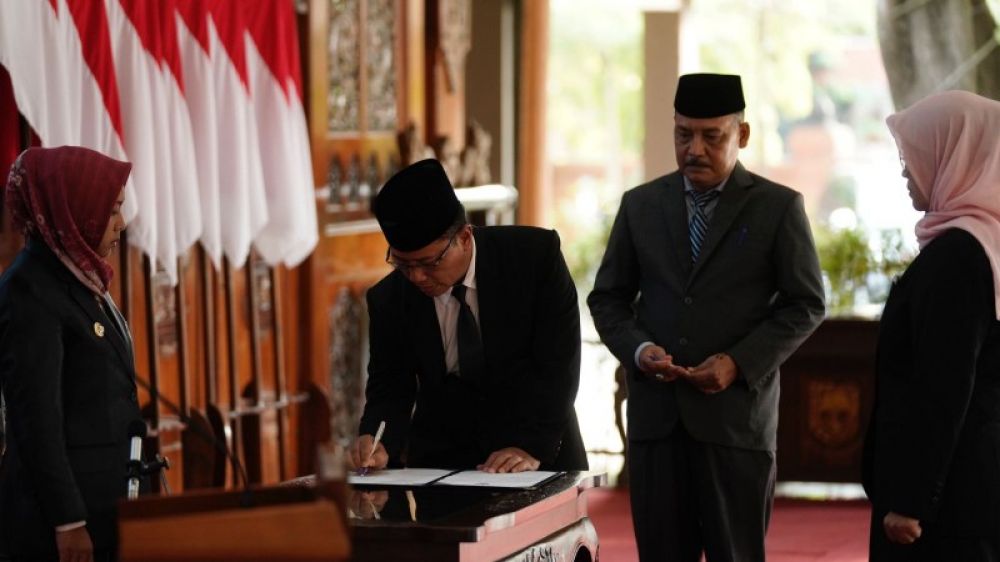 Wali Kota Mojokerto Ika Puspitasari menandatangani pakta integritas bersama Pejabat Pratama, Pejabat Pengawas, dan Pejabat Administrator di Pendopo Shaba Kridatama Rumah Rakyat (ist)