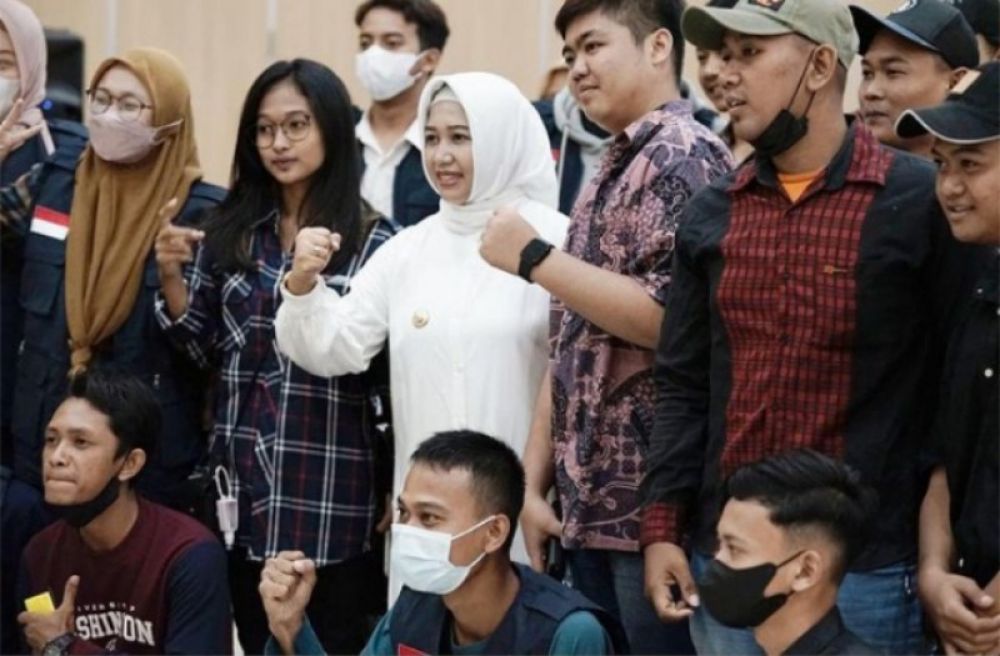 Wali Kota Mojokerto Ning Ita (kemeja putih) bersama anggota Karang Taruna dan Linmas saat sosialisasi peredaran rokok ilegal di Kota Mojokerto (ist) 