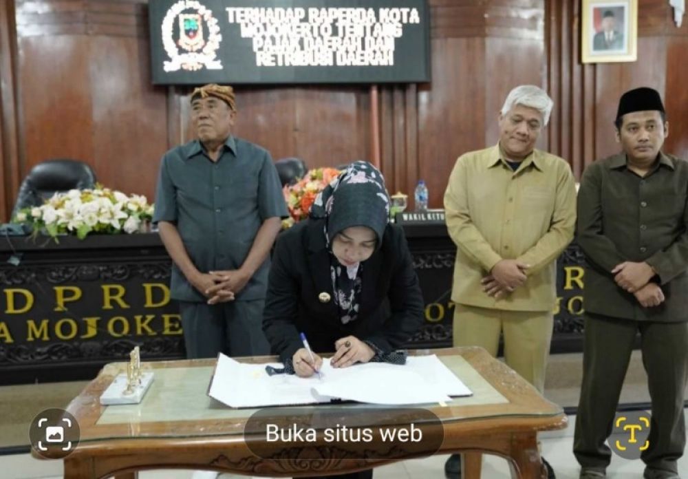 Wali Kota Mojokerto Ika Puspitasari menandatangani Raperda bersama Ketua DPRD Kota Mojokerto. (ist)