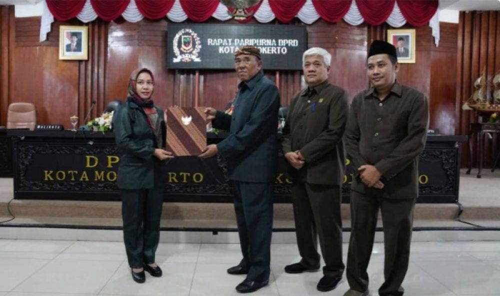 Ketua DPRD Kota Mojokerto menyampaikan dokumen rekomendasi LKPJ kepada Wali Kota Mojokerto. (ist)