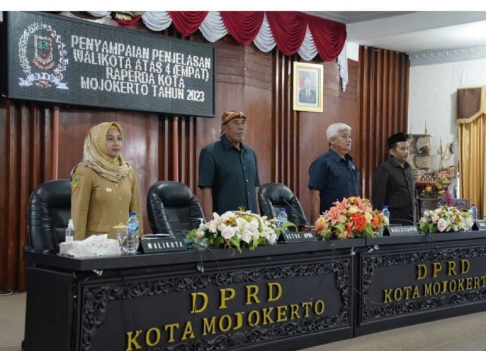 Wali Kota Mojokerto Ika Puspitasari bersama jajaran Pimpinan DPRD dalam sidang rapat paripurna. (ist)