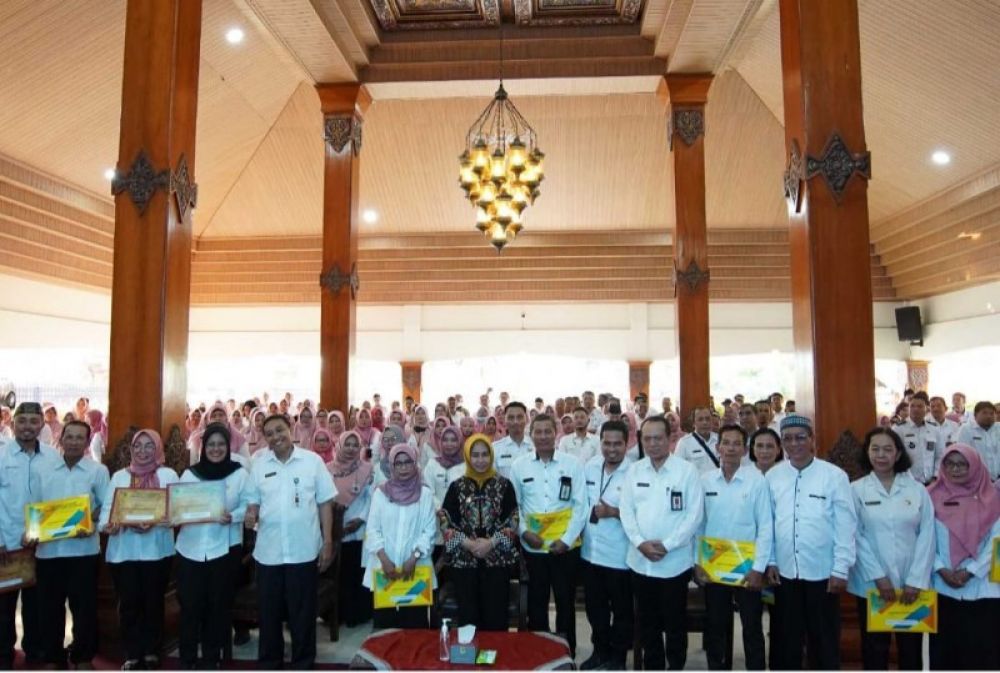 Wali Kota Mojokerto berfoto bersama para ASN penerima Kenaikan Pangkat dan ASN yang memasuki masa pensiun. (ist)