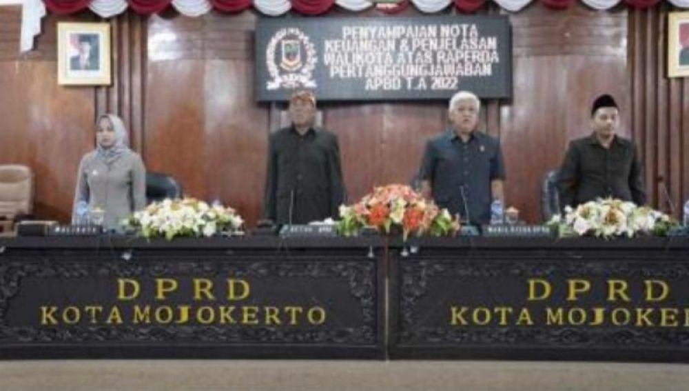 Wali kota Mojokerto Ika Puspitasati bersama pimpinan DPRD Kota Mojokerto pada sidang Paripurna DPRD pemandangan Umum fraksi -fraksi. (Ist) 