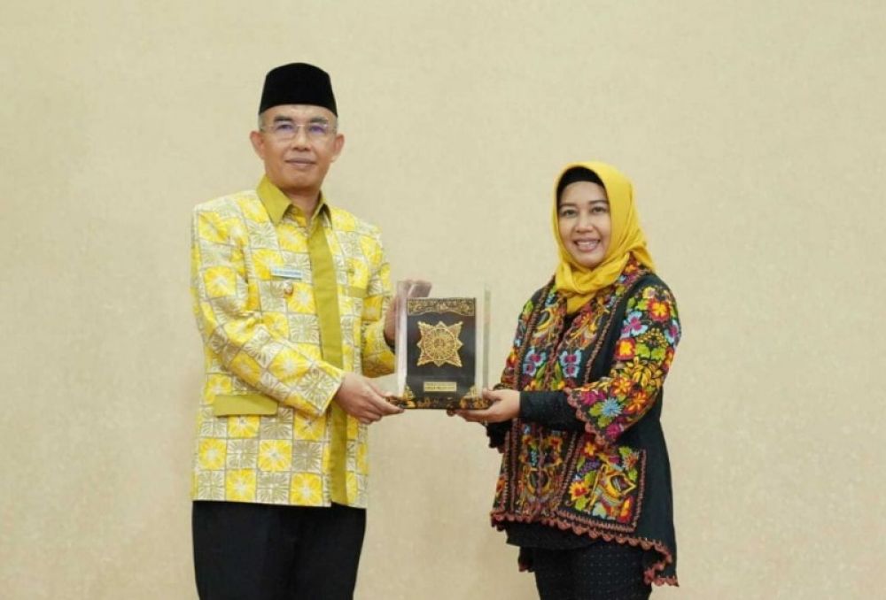 Wali Kota Mojokerto Ika Puspitasari menerima cindera mata dari Wakil Wali Kota Mataram TGH. Mujiburrahman. (ist)