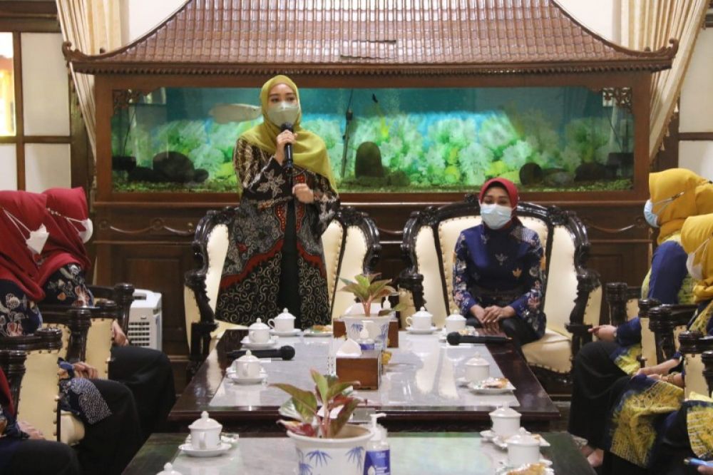 Ketua TP PKK Sidoarjo, Ning Sasha menerima rombongan tamu sekaligus menyampaikan sambutan kepada pengurus gabungan organisasi wanita (GOW) dari Banjarbaru yang berkunjung ke Kabupaten Sidoarjo. (Ist) 