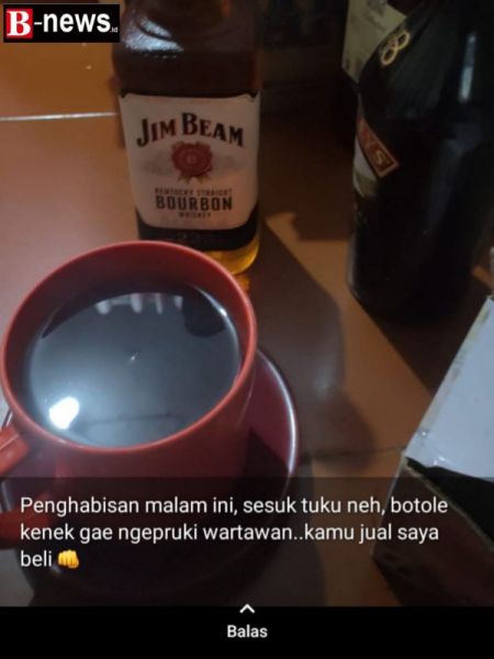 Tangkapan layar yang sedang viral terdapat caption yang salah satunya berbunyi "Botole kenek gae ngepruki wartawan (red. botolnya bisa dipakai pukulin kepala wartawan). (Ist) 