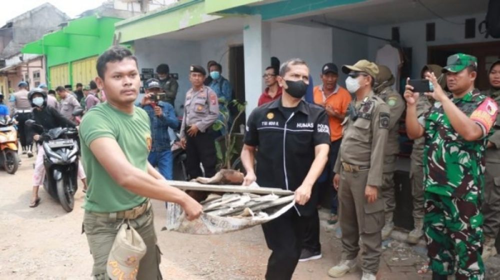 Ps. Kasi Humas Polresta Sidoarjo Iptu Tri Novi Handono bb ersams aparat TNI saat membersihkan puing-puing bekas bencana puting beliung. (Ist) 