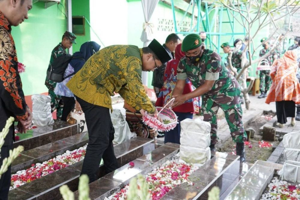 Pemkab Sidoarjo Bakal Renovasi Makam Guru Pendiri NU di Desa Sono Sidokerto