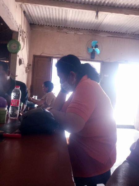  Yayuk, oknum Bendahara Koperasi Budi Arta saat ditemui B-news.id di sebuah warung. Dia verjelit dan tidak mau menjawab. (ram) 