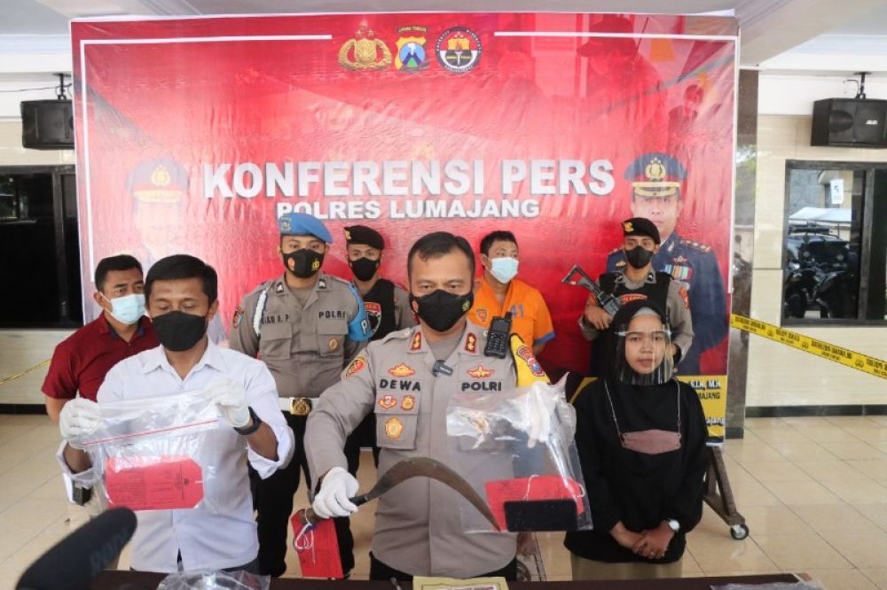 Kapolres Lumajang Dewa, mengamankan tersangka dan barang bukti celurit yang di gunakan untuk penganiayaan dan perampasan. (Ist) 