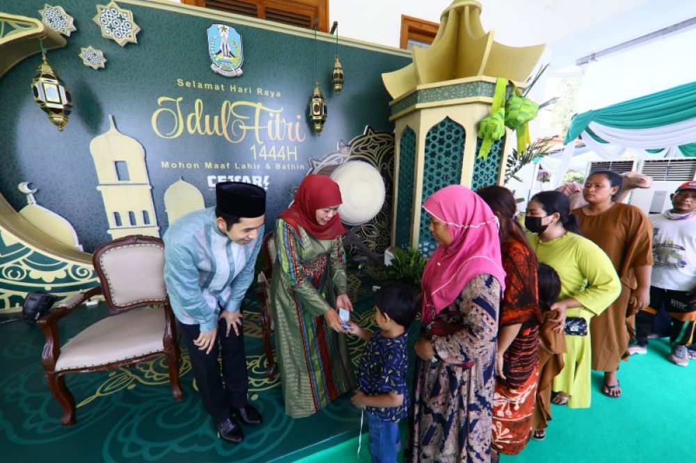 Gubernur Khofifah Gelar Open House Bersama Masyarakat di Grahadi