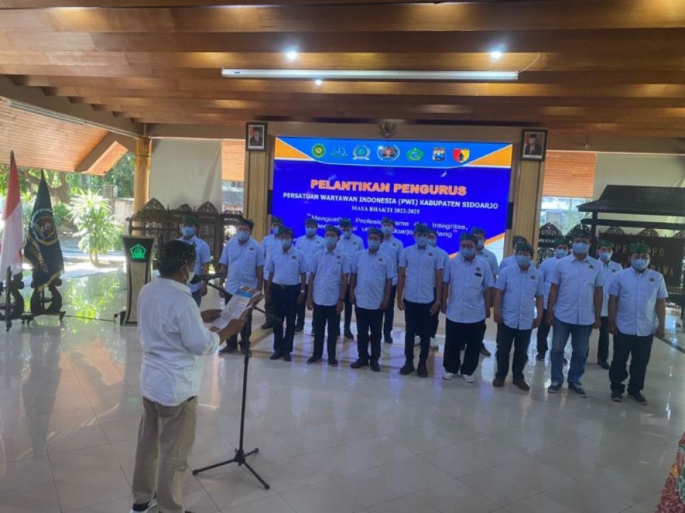 Ketua PWI Jatim, Lutfil Hakim saat melantik pengurus PWI Sidoarjo masa bhakti 2022-2025 di Pendopo Delta Wibawa Sidoarjo. (Ist) 
