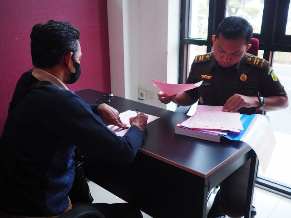 Kanwil DJP Jatim II menyerahkan salah seorang tersangka SMR komisaris CV DKM terkait perpajakan ke kantor Kejaksaan Negeri Gresik. (Ist) 