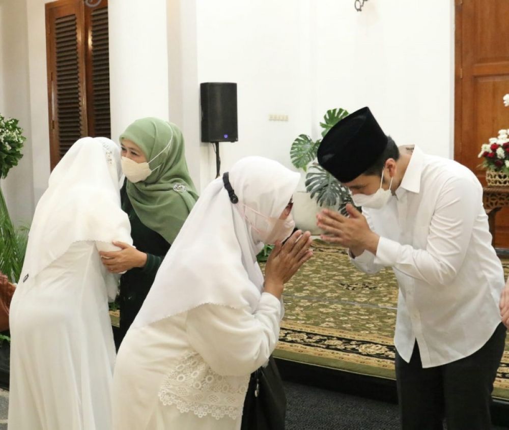 Gubernur Khofifah menjalankan ibadah haji mulai 3 - 23 Juli 2022. wagub Emil Dardak menggantikan sementara sebagai Plt. Ini Gubernur Khofifah saat berpamiitan dengan Wagub Emil Dardak. (Ist) 